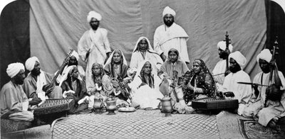 Chicas Nautch de Cachemira, c.1860s de British Photographer